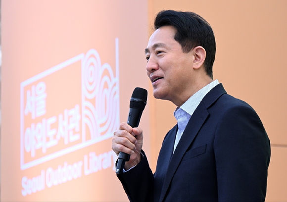오세훈 서울시장이 23일 광화문광장에서 열린 '2026 서울야외도서관 개장식'에서 인사말을 하고 있다. [사진=서울시]