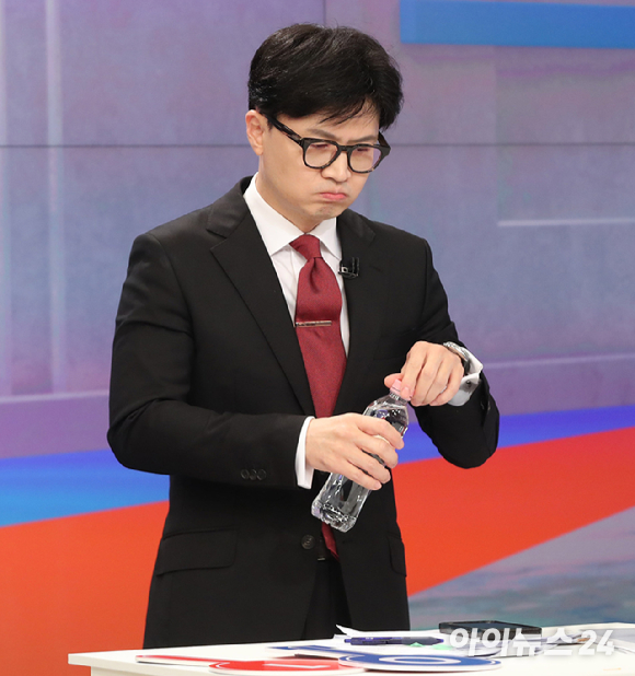한동훈 국민의힘 당대표 후보가 9일 오후 서울 중구 TV조선에서 열린 첫 TV토론회에 참석해 물을 마시고 있다. [사진=뉴시스]