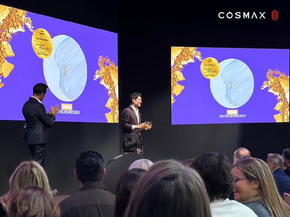 이병주 코스맥스비티아이 부회장(대표이사)이 2026 코스모팩 어워즈에서 수상하는 모습. [사진=코스맥스]