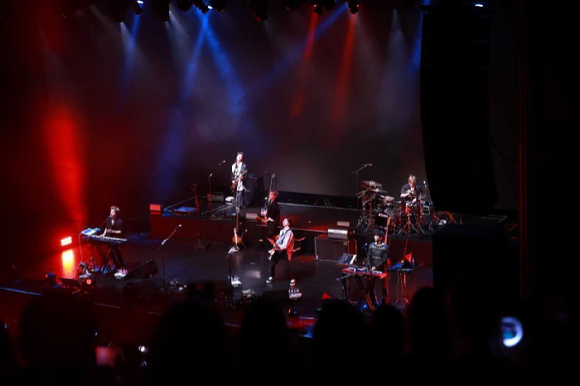 엑스디너리히어로즈가 북미 첫 쇼케이스 투어에서 무대를 선보이고 있다. [사진=JYP엔터테인먼트]