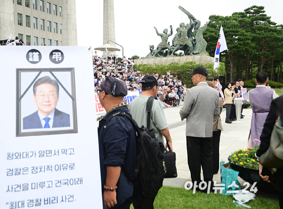 10일 오후 서울 여의도 국회 본청 앞 계단에서 열린 '국민이 심판한다' 국민대회에서 한 참석자가 만든 이재명 대통령의 영정이 놓여져 있다. [사진=정소희 기자]