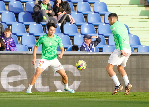 스페인 라리가 마요르카에서 뛰고 있는 이강인이 31일(한국시간) 열린 2022-2023시즌 라리가 15라운드 헤타페와 원정 경기에 선발 출전했다. 이강인(왼쪽)이 이날 경기 전 팀 동료와 함께 그라운드에서 몸을 풀고 있다. [사진=마요르카 구단 공식 트위터 캡쳐]