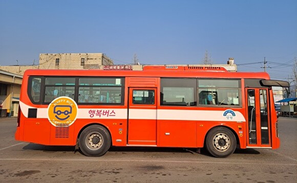 도색 및 래핑 작업을 마친 양평군 행복버스의 모습 [사진=양평군]