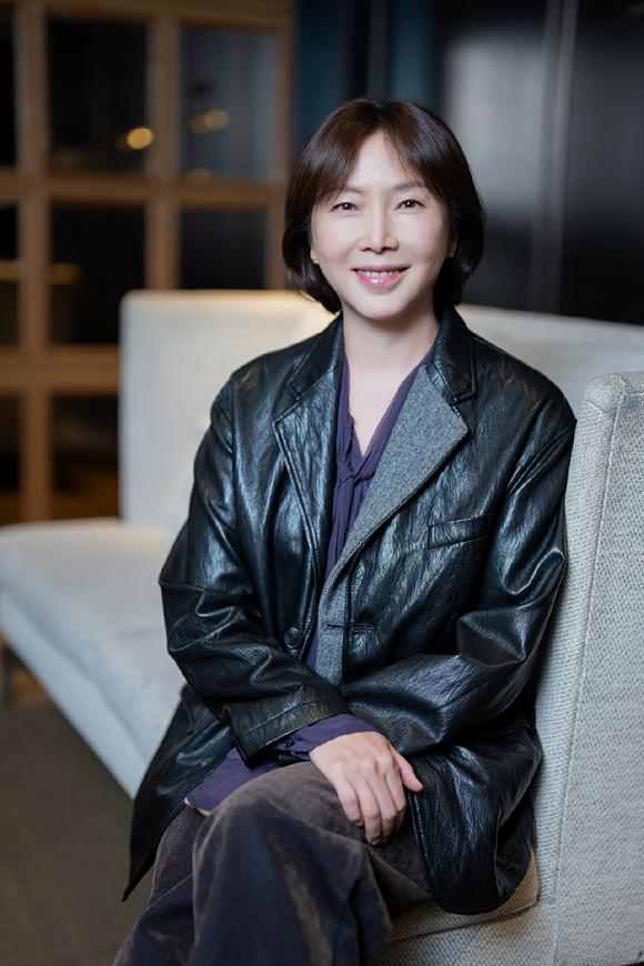 김도영 감독이 영화 '인턴' 인터뷰에 앞서 포즈를 취하고 있다. [사진=워너브러더스코리아(주)]