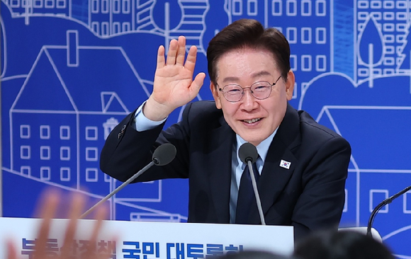 이재명 대통령이 지난 23일 서울 여의도 KBS 별관에서 열린 부동산정책 국민 대토론회에서 참석자들에게 의견을 묻고 있다. [사진=연합뉴스]