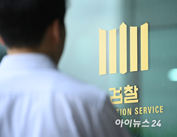 윤석열 전 대통령이 12&middot;3 비상계엄 관련 내란&middot;외환 관련 사건 수사를 맡은 조은석 특별검사팀의 2차 소환에 불응한 1일 서울 서초구 서울고등검찰청에 직원 등이 들어가고 있다. [사진=곽영래 기자]