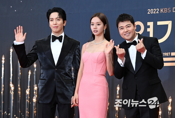 배우 정용화, 혜리, 전현무(왼쪽부터)가 31일 오후 서울 영등포구 여의도동 KBS 신관에서 열린 2022 KBS 연기대상 레드카펫에 참석해 포즈를 취하고 있다. [사진=김성진 기자]