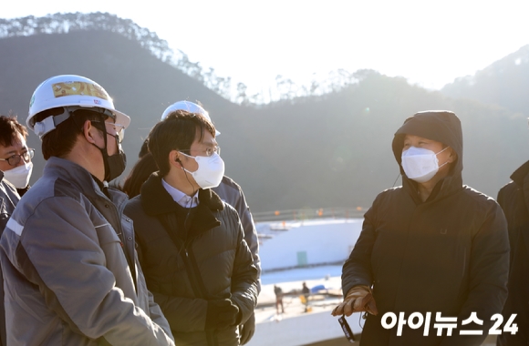 지난 6일 오크밸리 성문안GC 현장을 그룹사 대표들과 방문해 점검하는 HDC그룹 정몽규 회장 [사진=HDC현산]