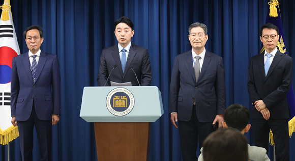 강훈식 대통령 비서실장이 지난 8일 용산 대통령실에서 정무,홍보,민정 수석 인선을 발표하고 있다. 왼쪽부터 우상호 정무수석, 강 비서실장, 오광수 민정수석, 이규연 홍보소통수석. 2025.6.8 [사진=연합뉴스]