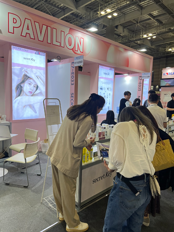 시크릿키가 지난 13일부터 15일까지 일본 도쿄에서 열린 '뷰티 월드 도쿄 2024'(Beauty World TOKYO 2024)에 참가해 약 25개 업체와 비지니즈 미팅을 갖는 동시에 MOU도 체결했다. [사진=㈜시크릿키]