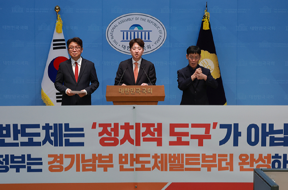 정점식 국민의힘 원내대표가 29일 서울 여의도 국회에서 열린 최고위원회의에서 발언을 경청하고 있다. [사진=곽영래 기자]