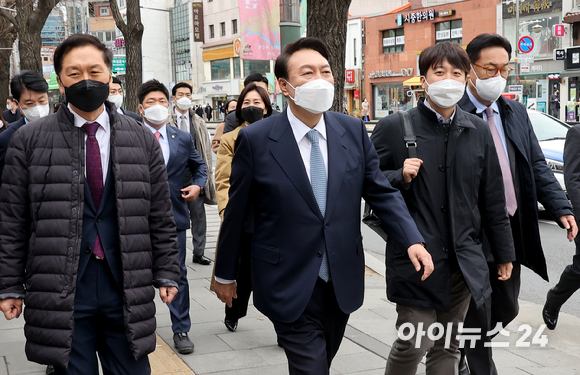 윤석열 대통령 당선인이 18일 오전 서울 종로구 통의동 집무실을 나와 국민의힘 이준석 대표, 김기현 원내대표, 정진석 국회 부의장과 함께 점심식사를 하기 위해 식당으로 이동하고 있다. [사진=국회사진취재단]