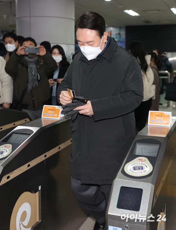 윤석열 국민의힘 대선 후보가 7일 오전 서울 지하철 9호선을 타고 여의도 국회의사당역에서 내려 당사로 출근하고 있다. [사진=김성진 기자]