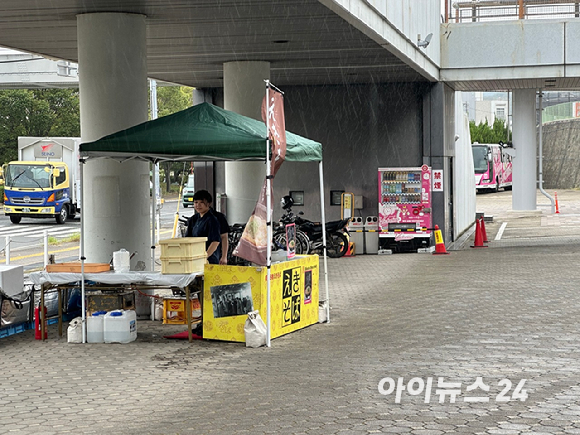 한국도로공사와 빅토리나 히메지의 경기가 열리는 히메지시립윙크체육관 앞에는 벌써부터 노점상이 들어섰다. [사진=송대성 기자]