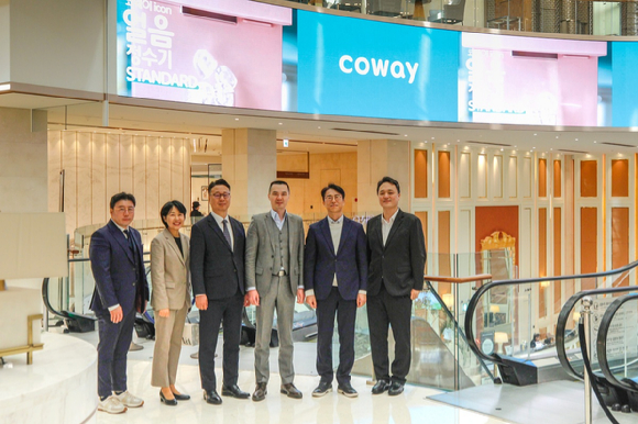 28일 제주 서귀포시 제주신화월드에서 열린 업무협약식에서 김순태 코웨이 경영관리본부장(왼쪽)과 황웨이 제주신화월드 최고경영책임자(오른쪽)가 기념촬영을 하고 있다. [사진=코웨이]