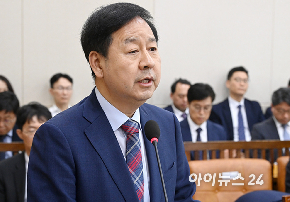 구윤철 부총리 겸 재정경제부 장관이 7일 서울 여의도 국회에서 열린 재정경제기획위원회의에서 업무보고를 하고 있다. [사진=곽영래 기자]