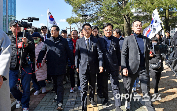 국민의힘 장동혁 대표와 의원들이 3일 서울 여의도 국회에서 '사법독립 헌정수호를 위한 대국민 호소 국민대장정 규탄대회' 출정식을 마치고 청와대로 향하고 있다. [사진=곽영래 기자]