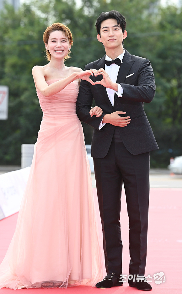 장도연, 옥택연이 2일 오후 서울 여의도 KBS홀에서 열린 '서울드라마어워즈 2025' 레드카펫 행사에 참석하고 있다. [사진=곽영래 기자]