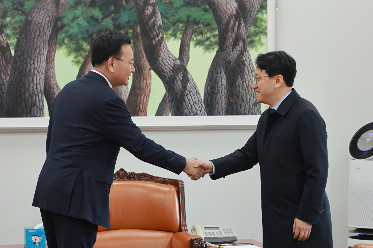 더불어민주당 천준호 원내운영수석부대표(오른쪽)와 국민의힘 유상범 원내운영수석부대표가 국회 운영위원장실에서 회동하며 악수하고 있다. 2026.3.4 [사진=연합뉴스]