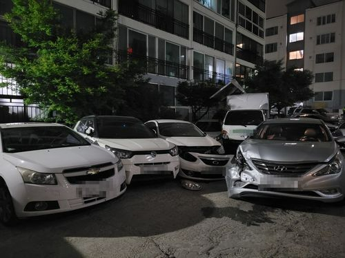 50대 A씨가 1일 오전 2시쯤 대전시 서구 정림동 한 아파트 야외 주차장에서 자기 소유의 쏘나타를 몰다가 주차된 차량 7대를 들이받는 사고를 냈다. [사진=대전경찰서]