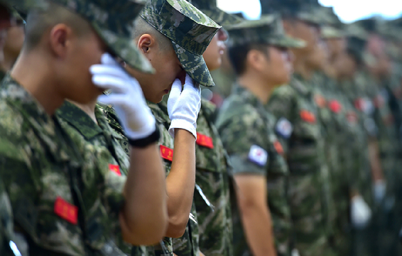 22일 오전 경북 포항시 남구 해병대 1사단 내 김대식 관에서 엄수된 고 채수근 상병 영결식에서 해병대원들이 눈물을 닦고 있다. [사진=뉴시스]