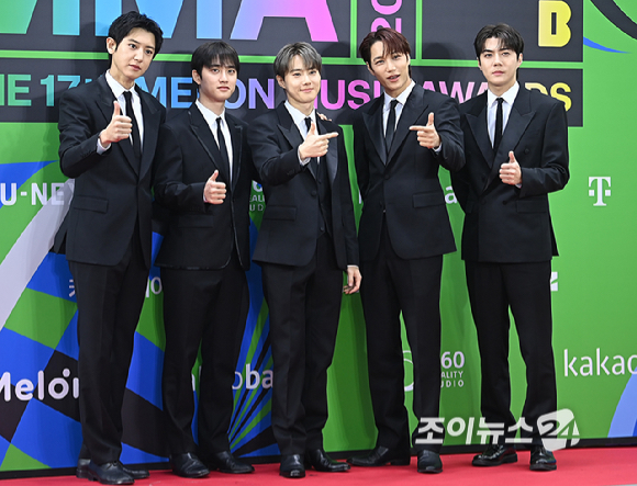 엑소가 20일 서울 구로구 고척돔에서 열린 '2025 멜론뮤직어워드(MMA2025)' 레드카펫에서 포즈를 취하고 있다.
