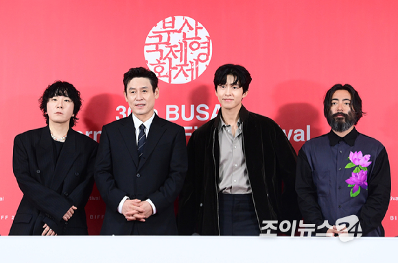 변성현 감독-배우 설경구-홍경-야마다 타카유키가 19일 오전 부산광역시 해운대구 우동 영화의 전당에서 열린 제30회 부산국제영화제(BIFF) 영화 '굿뉴스' 갈라 프레젠테테이션 기자회견에 참석하고 있다. [사진=정소희 기자]
