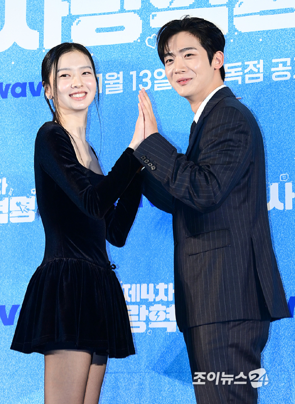 배우 황보름별과 김요한(위아이)이 11일 오전 서울 마포구 상암동 스탠포드 서울호텔에서 열린 웨이브 오리지널 '제4차 사랑혁명' 제작발표회에 참석하고 있다. [사진=정소희 기자]