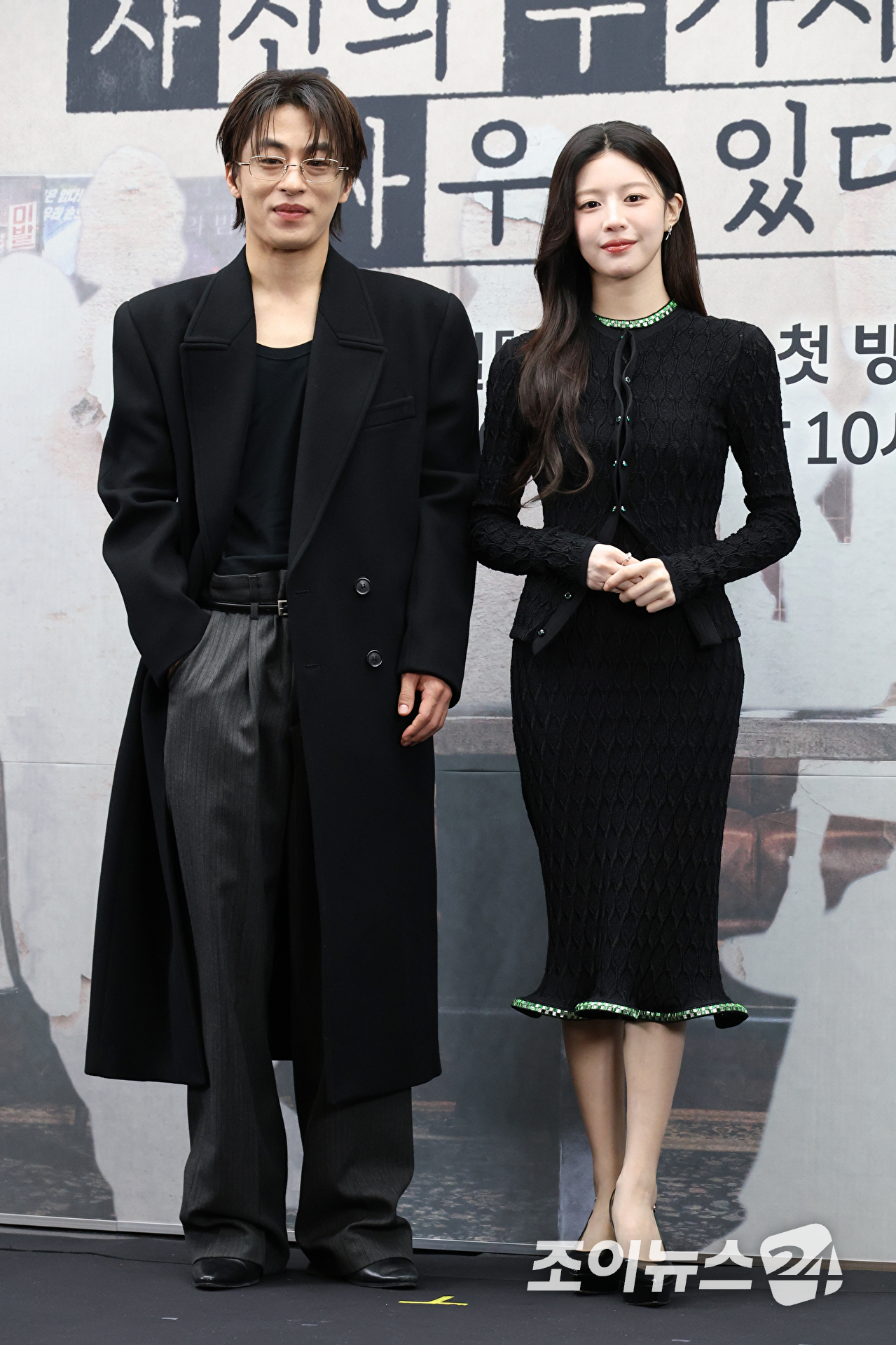 배우 구교환, 고윤정이 17일 오후 서울 마포구 상암동 스탠포드 호텔에서 열린 JTBC 새 토일드라마 '모두가 자신의 무가치함과 싸우고 있다' 제작발표회에 참석해 포즈를 취하고 있다. [사진=문수지 기자]