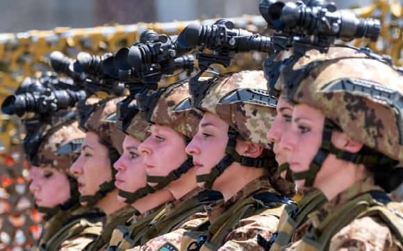 지난해 11월12일 이란 테헤란에 있는 이란 이슬람혁명수비대 공군 박물관에서 이란산 탄도미사일이 전시되어 있다. [사진=로이터/연합뉴스]