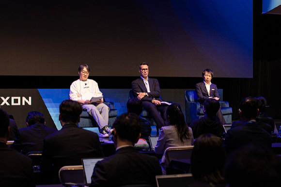 패트릭 쇠더룬드 넥슨 회장이 31일 일본에서 열린 '자본시장 브리핑(CMB)'에서 발표하고 있다. [사진=넥슨]