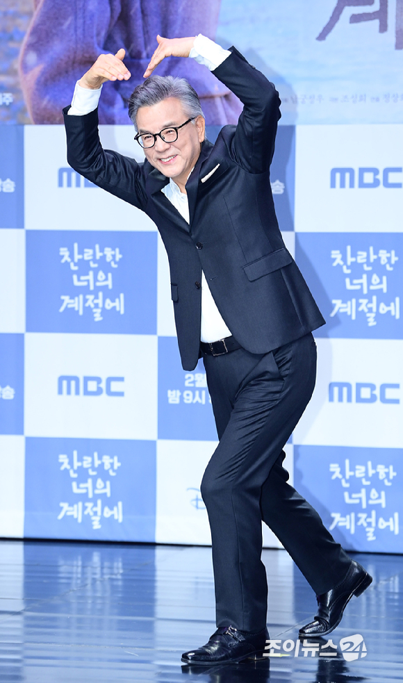 배우 강석우와 이미숙이 19일 오후 서울 마포구 상암동 MBC 골든마우스홀에서 열린 MBC 새 금토드라마 '찬란한 너의 계절에' 제작발표회에 참석하고 있다. [사진=정소희 기자]