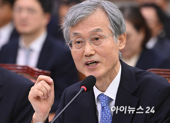 조희대 대법원장이 6일 서울 여의도 국회에서 열린 국회 법제사법위원회의 대법원 등 국정감사에서 의원 질의에 답변하고 있다. [사진=곽영래 기자]