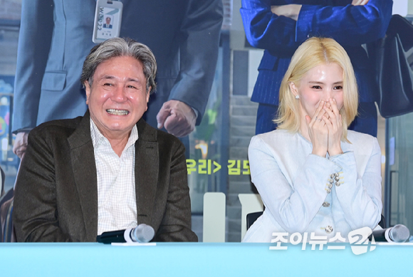 배우 최민식과 한소희가 4일 오후 서울 CGV 용산아이파크몰에서 열린 영화 '인턴'(감독 김도영) 언론시사회에 참석하고 있다. [사진=정소희 기자]