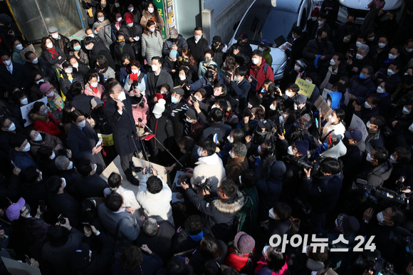 이재명 더불어민주당 대선 후보가 8일 오후 서울 강서구 방화동 방신전통시장 고객지원센터에서 열린 전국자영업자·소상공인단체 대표단 긴급간담회에 앞서 유권자들에게 지지를 호소하고 있다. [사진=국회사진취재단]