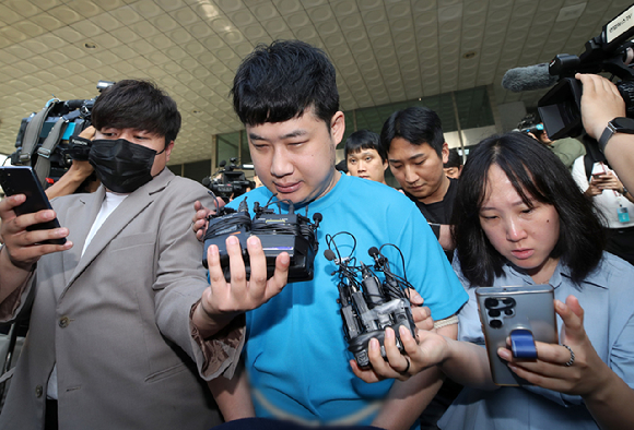 서울 관악구 신림동에서 일면식도 없는 행인들에게 흉기를 휘둘러 1명을 숨지게 하고 3명에게 중상을 입힌 혐의로 구속된 조선이 지난 28일 오전 서울 관악구 서울관악경찰서에서 검찰로 송치되고 있다. [사진=뉴시스]