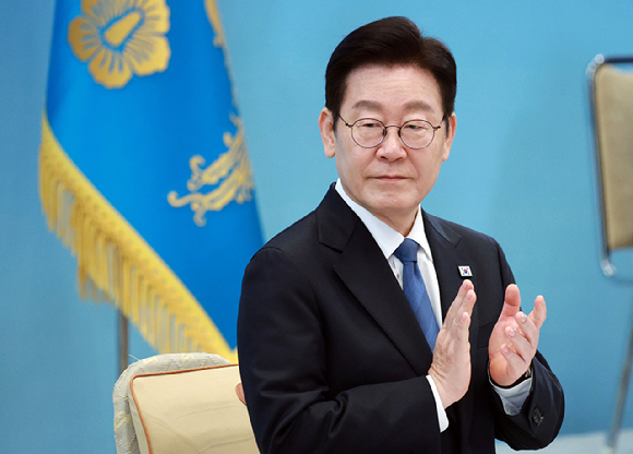 이재명 대통령이 5일 청와대에서 열린 대통령과학장학생&middot;올림피아드 대표단 친수 및 간담회(미래 과학자와의 대화)에서 기념 영상 시청 후 박수치고 있다. 2026.2.5 [청와대통신사진기자단] [사진=연합뉴스]