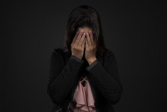 수업 중인 초등학교 교사의 목을 조르고 욕설을 한 혐의로 재판에 넘겨져 징역 1년을 선고받았던 30대 학부모가 항소심에서 선처를 호소했다. 사진은 인천지방법원 전경. [사진=신수정 기자]