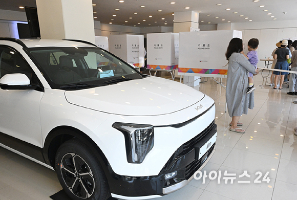 제9회 전국동시지방선거 및 국회의원 재&middot;보궐 선거가 시작된 3일 서울 광진구 기아자동차 대공원대리점에 마련된 투표소에서 시민들이 투표를 하고 있다. [사진=곽영래 기자]