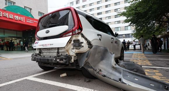 지난해 7월 3일 서울 중구 국립중앙의료원에 택시가 돌진하는 사고로 부상자가 발생했다. 사진은 사고 가해차량. [사진=연합뉴스]