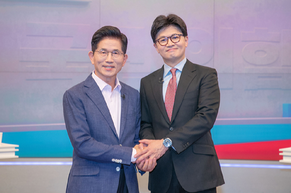 한덕수 전 국무총리가 2일 오전 서울 여의도 국회 소통관에서 출마 선언을 하고 있다. [사진=곽영래 기자]