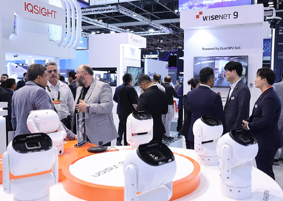 한화비전의 부스에 AI 러기다이즈드 PTZ 카메라가 전시되어 있다. [사진=한화비전]