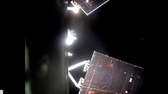6일 오후 6시 41분 아르테미스 2호 승무원이 달 근접 비행 중 오리온 우주선 창문을 통해 촬영한 지구의 일몰이다. [사진=NASA]