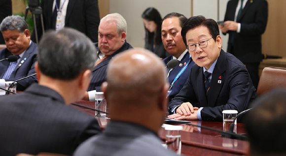 이재명 대통령이 10일 용산 대통령실에서 한-태평양도서국 외교장관회의 참석차 방한한 외교장관 일행을 접견하고 있다. 2025.12.10 [사진=연합뉴스]