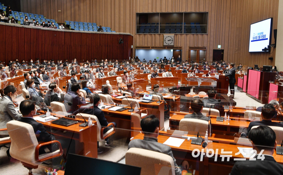 더불어민주당 윤호중 공동비상대책위원장이 24일 오후 서울 여의도 국회에서 열린 제3기 원내대표 선출을 위한 의원총회에서 발언하고 있다. [사진=김성진 기자]