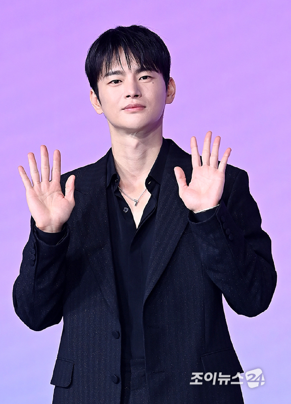 배우 서인국이 26일 서울 동대문구 JW 메리어트 동대문 스퀘어 서울에서 열린 넷플릭스 '월간남친' 언팩 기자 쇼케이스에서 포토타임을 갖고 있다. [사진=곽영래 기자]