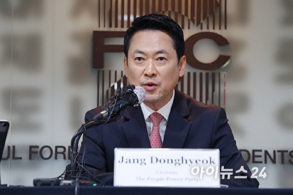 장동혁 국민의힘 당대표가 8일 서울 중구 한국프레스센터에서 열린 서울외신기자클럽 초청 외신기자 간담회에서 모두발언하고 있다. [사진=국회사진기자단]