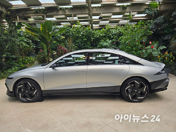 현대차 연구원이 28일 경기도 고양 현대모터스튜디오 고양에서 열린 '더 뉴 아이오닉 6 테크토크' 행사에서 차량에 적용된 기술에 대해 설명하고 있다. [사진=김종성 기자]