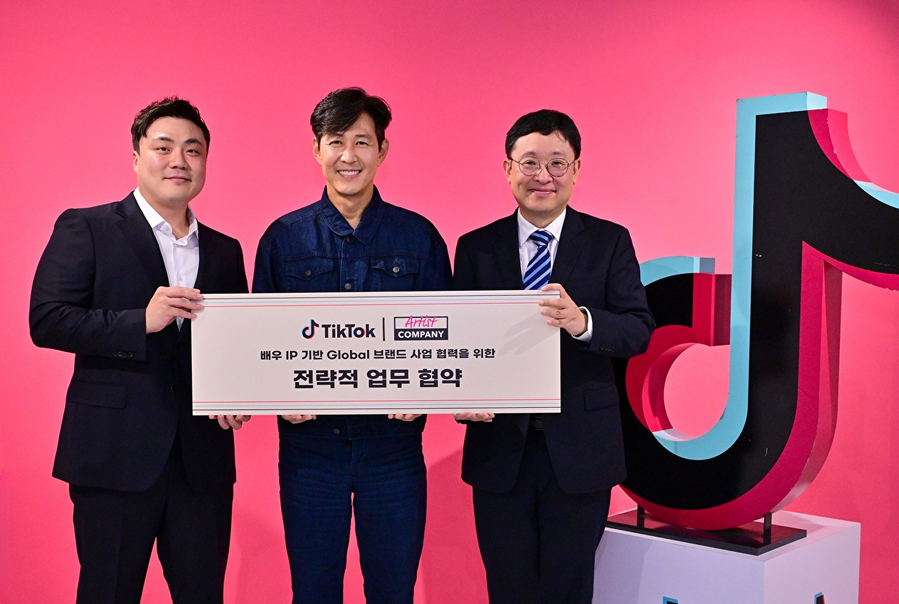 왼쪽부터 박승현 아티스트컴퍼니 대표이사와 이정재 배우, 정재훈 틱톡코리아 운영 총괄이 배우 지식재산(IP) 기반 글로벌 브랜드 사업 협력을 위한 전략적 업무협약(MOU) 체결식에서 기념 사진을 찍고 있다. [사진=틱톡]