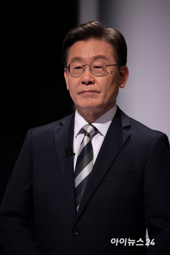 중앙선거관리위원회 주최로 제20대 대통령선거 후보자 토론회(정치분야)가 지난 25일 오후 서울 상암동 SBS프리즘타워에서 열린 가운데 이재명 더불어민주당 대선후보가 참석하고 있다. [사진=국회사진취재단]